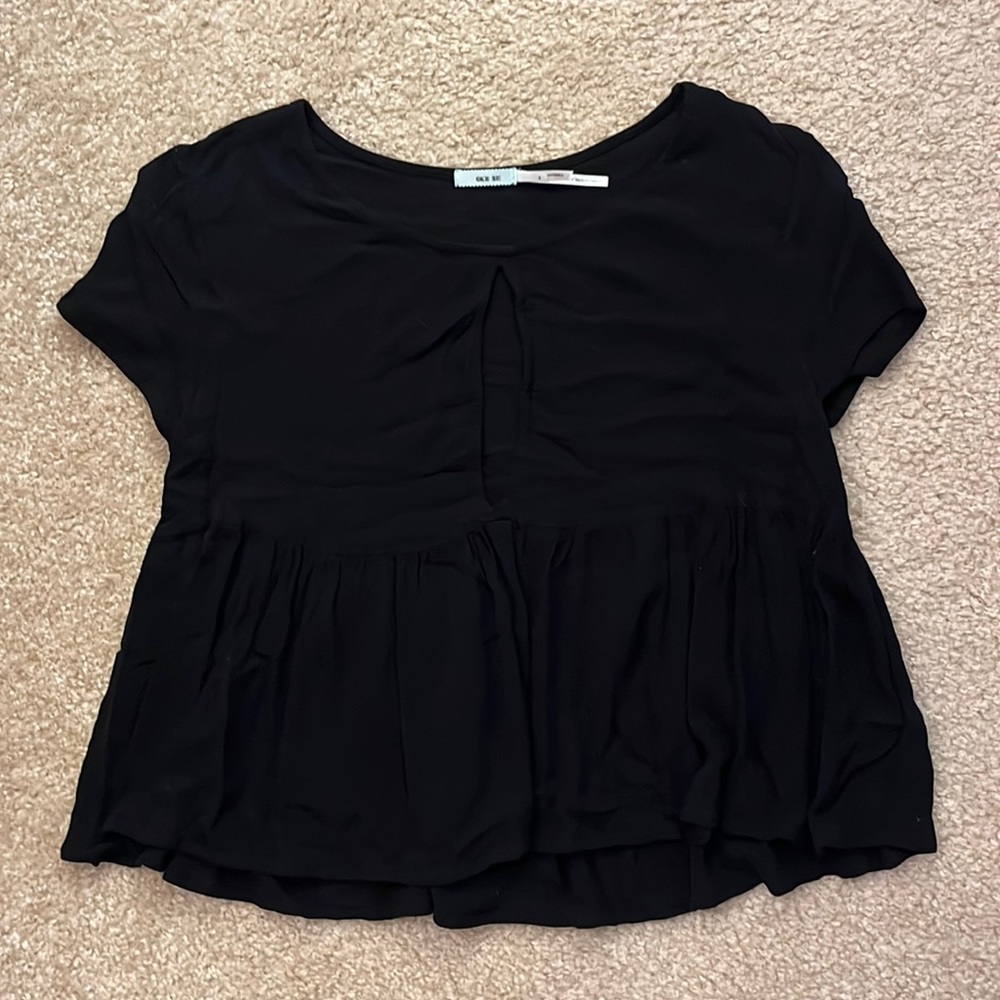 Pendulum baby tee with key hole in front.